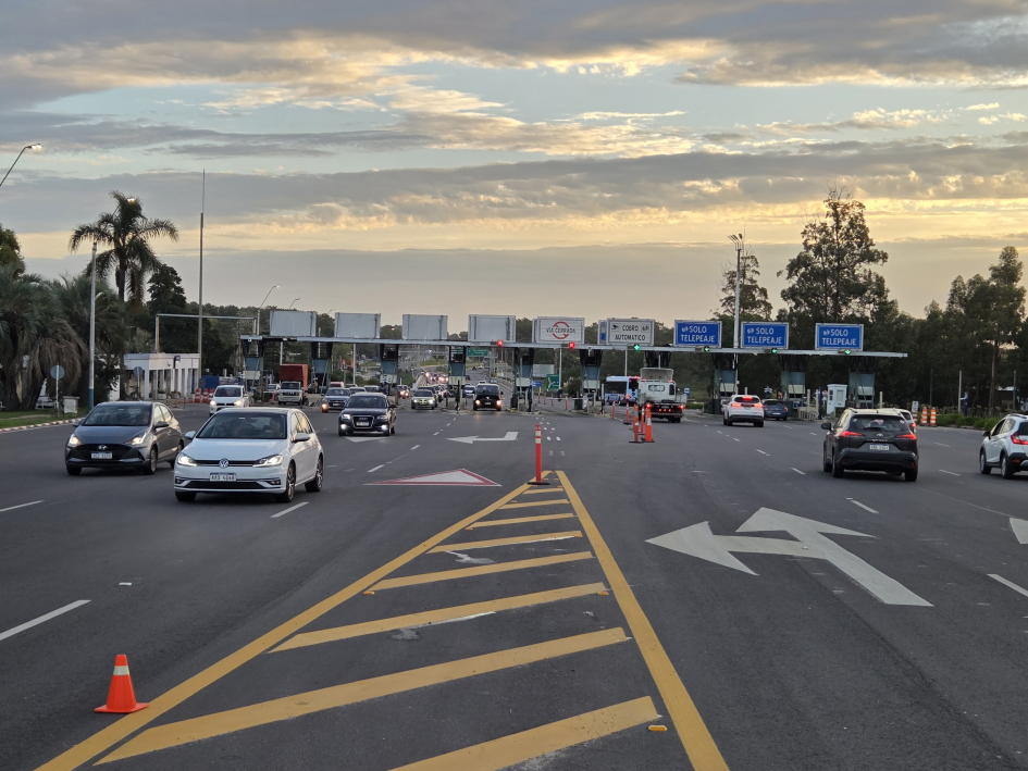 Vehículos cruzando por el Peaje Pando en la tarde del miércoles 1 de abril, Semana de Turismo