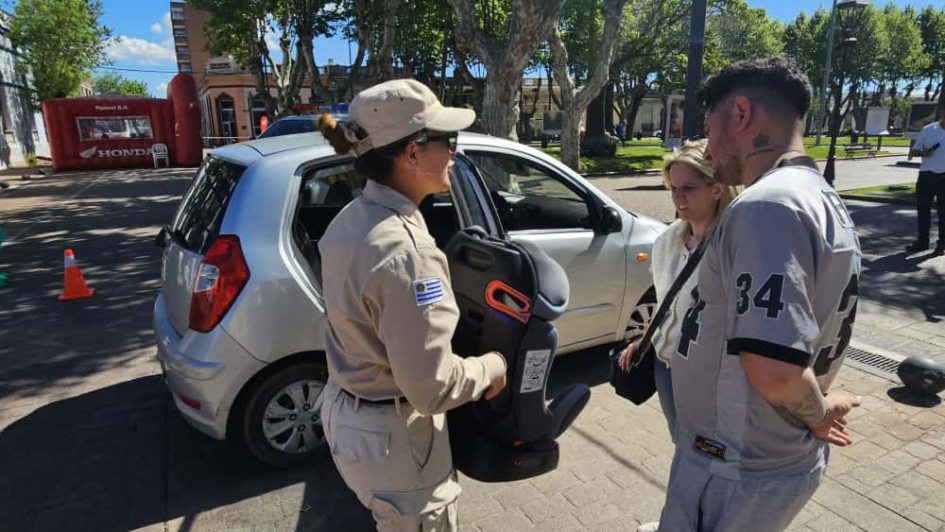 Punto de chequeo de sistema de retención infantil de Unasev en Minas, Lavalleja