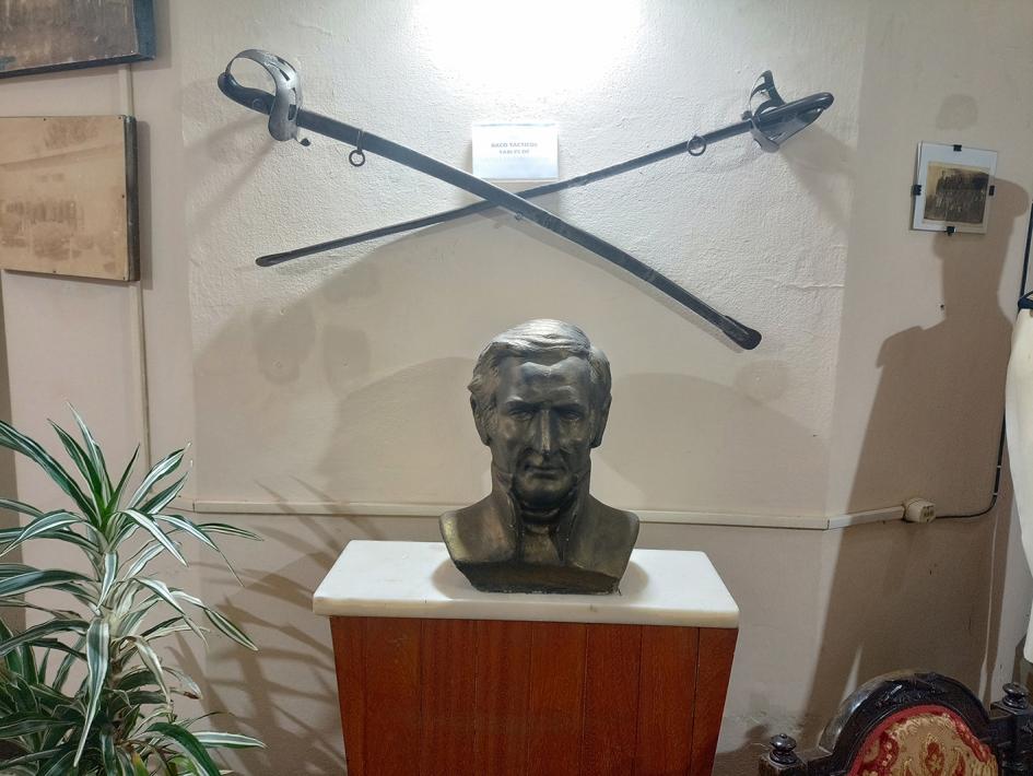 Foto busto de Artigas con sables