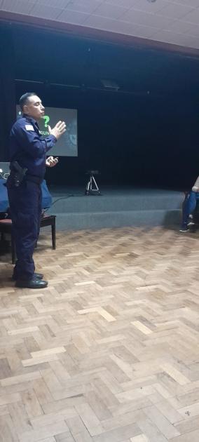 Foto de Sub Comisario Alex Arregin disertando. Foto de Sub Comisario Alex Arregin disertando.