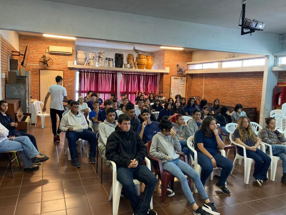 Foto de alumnos liceales en taller de violencia digital Talleres de concientización