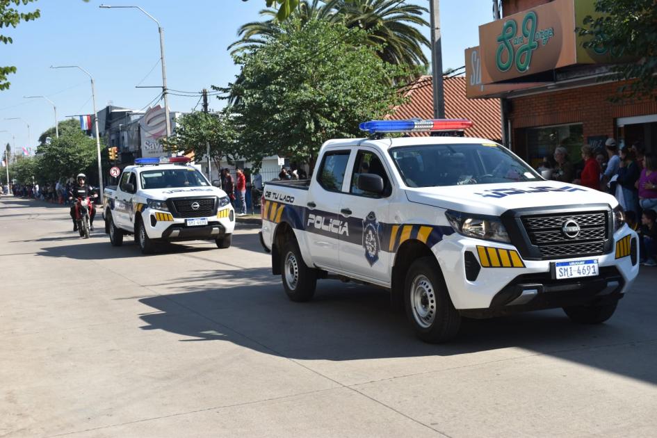 Foto de 2 móviles policiales y una motocicleta de Jefatura desfilando por Avenida Artigas Foto de 2 móviles policiales y una motocicleta de Jefatura desfilando por Avenida Artigas