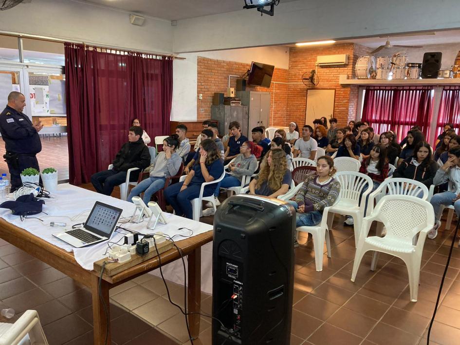 Foto de expositor de violencia digital con alumnos liceales Talleres de concientización