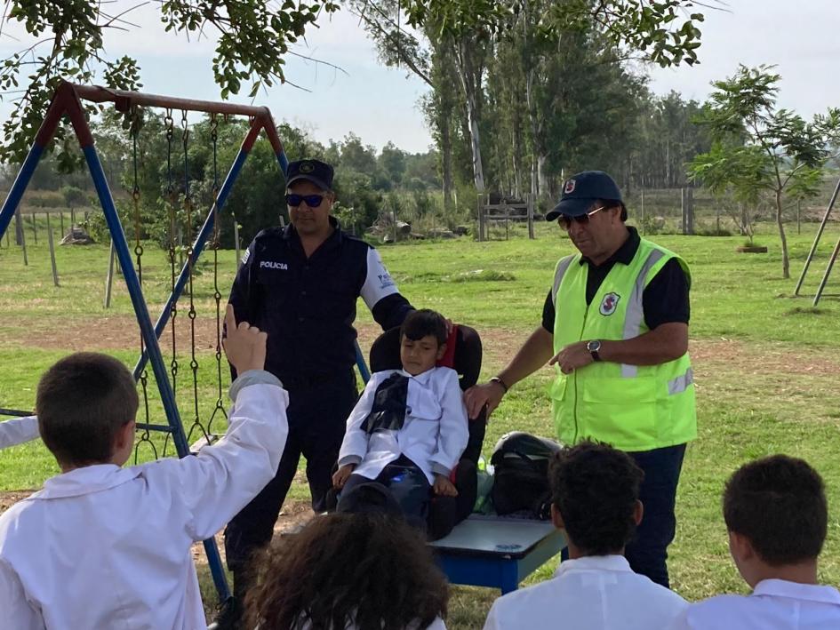 Foto de expositores de educación vial con alumnos de Escuela N°60 Paso Farías Talleres de concientización