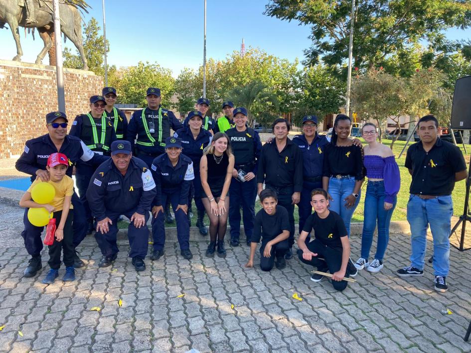 Foto de funcionarios policiales de la Jefatura de Artigas con integrantes de la banda municipal. Foto de funcionarios policiales de la Jefatura de Artigas con integrantes de la banda municipal.