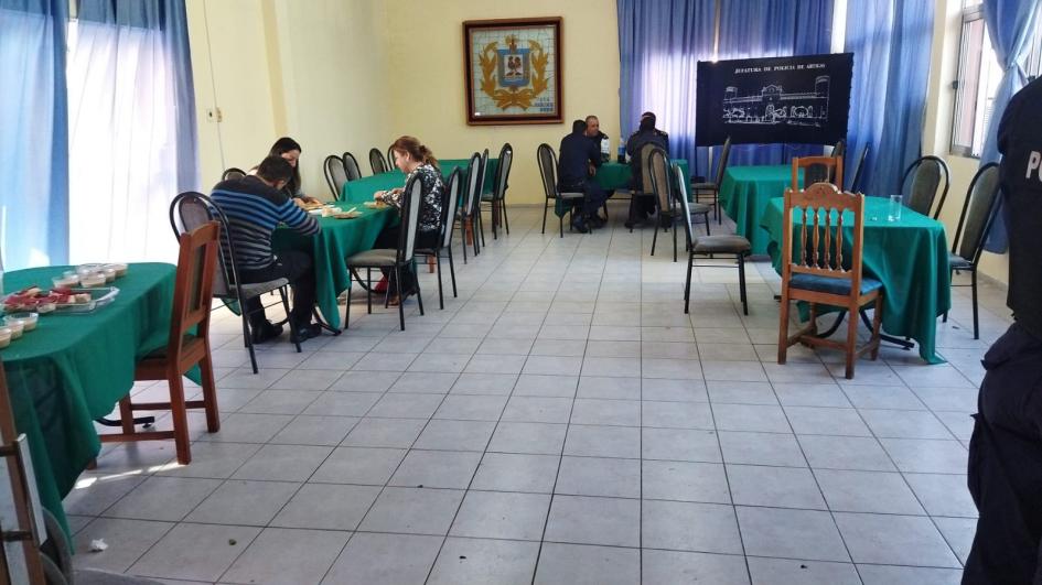 Foto de funcionarios policiales haciendo uso del comedor. Foto de funcionarios policiales haciendo uso del comedor.