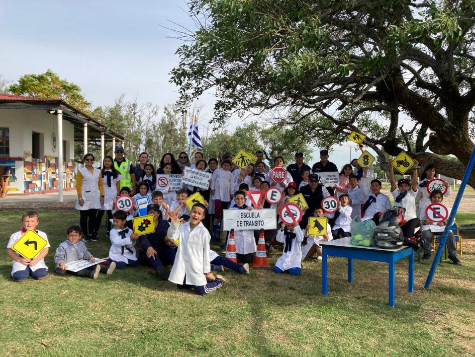 Foto de la comunidad educativa de Escuela N°60 Paso Farías con talleristas Talleres de concientización