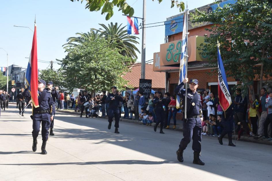 Foto de los abanderados de la Jefatura de Policía de Artigas desfilando por Avenida Artigas Foto de los abanderados de la Jefatura de Policía de Artigas desfilando por Avenida Artigas