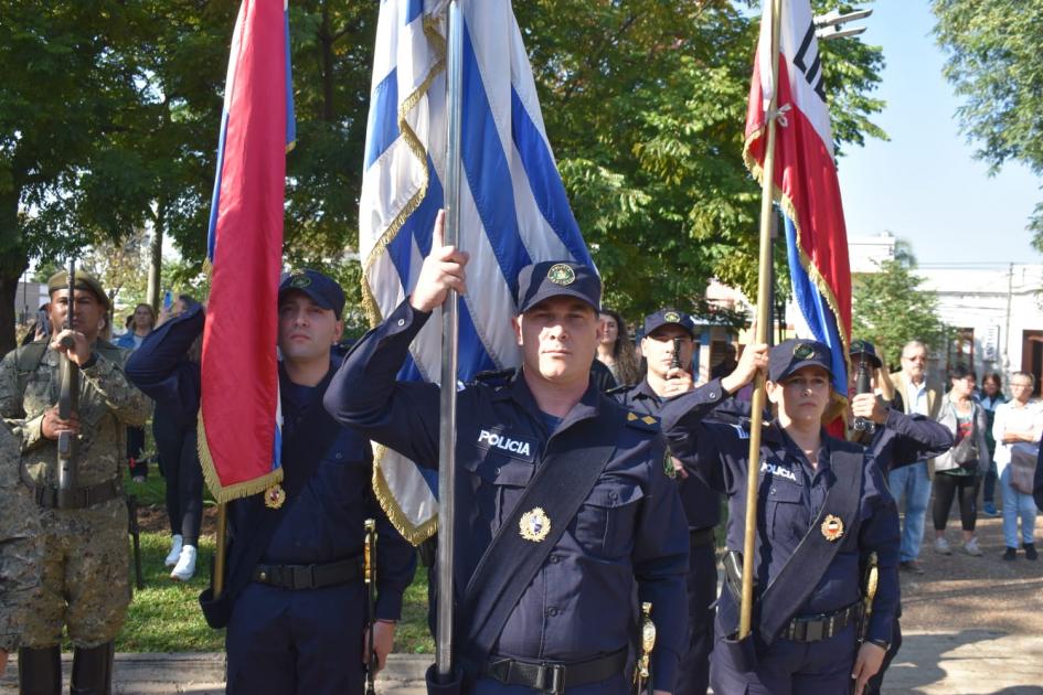 Foto de los abanderados de la Jefatura de Policía de Artigas en Acto en Plaza 25 de Agosto Foto de los abanderados de la Jefatura de Policía de Artigas en Acto en Plaza 25 de Agosto