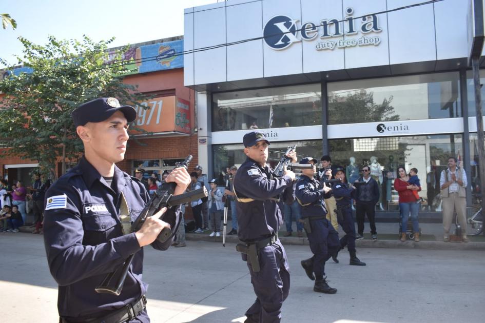 Foto de los escoltas de la Jefatura de Policía de Artigas desfilando por Avenida Artigas Foto de los escoltas de la Jefatura de Policía de Artigas desfilando por Avenida Artigas