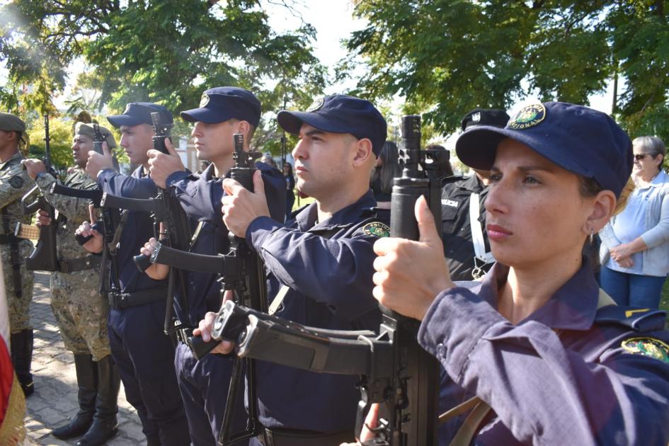 Foto de escoltas de los pabellones Patrios de Jefatura de Policía en Acto en Plaza 25 de Agosto Foto de escoltas de los pabellones Patrios de Jefatura de Policía en Acto en Plaza 25 de Agosto