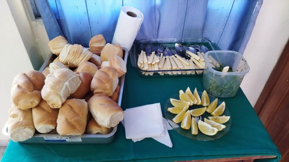 Foto de panera y cubertería. Foto de panera y cubertería.