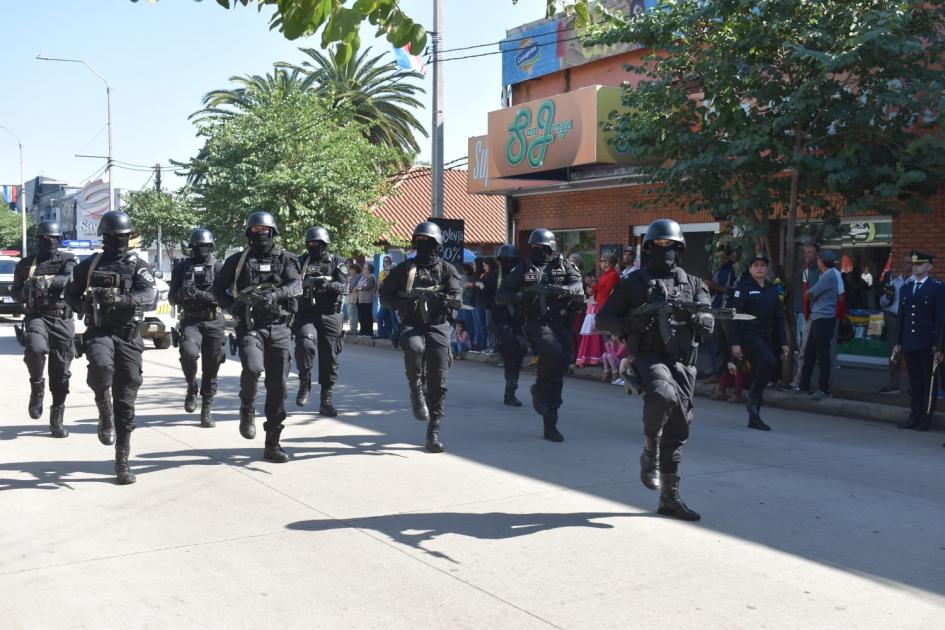 Foto de un grupo de integrantes del Grupo de Intervención de Jefatura desfilando por Avenida Artigas Foto de un grupo de integrantes del Grupo de Intervención de Jefatura desfilando por Avenida Artigas