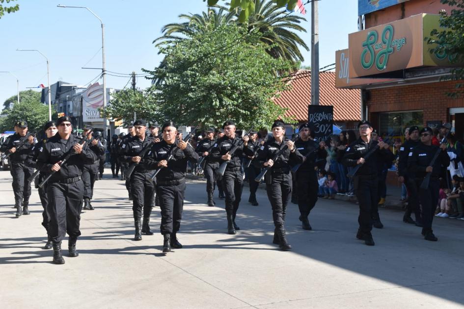 Foto de un grupo de integrantes del G.R.T. de la Jefatura de Policía desfilando por Avenida Artigas Foto de un grupo de integrantes del G.R.T. de la Jefatura de Policía desfilando por Avenida Artigas