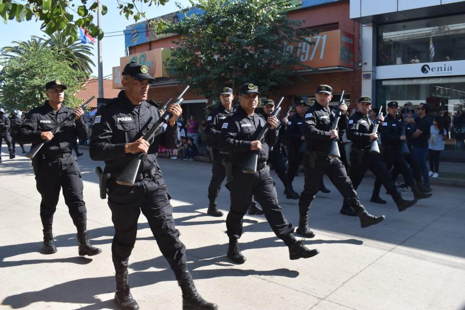Foto de un grupo de integrantes del PADO de Jefatura de Policía desfilando por Avenida Artigas Foto de un grupo de integrantes del PADO de Jefatura de Policía desfilando por Avenida Artigas