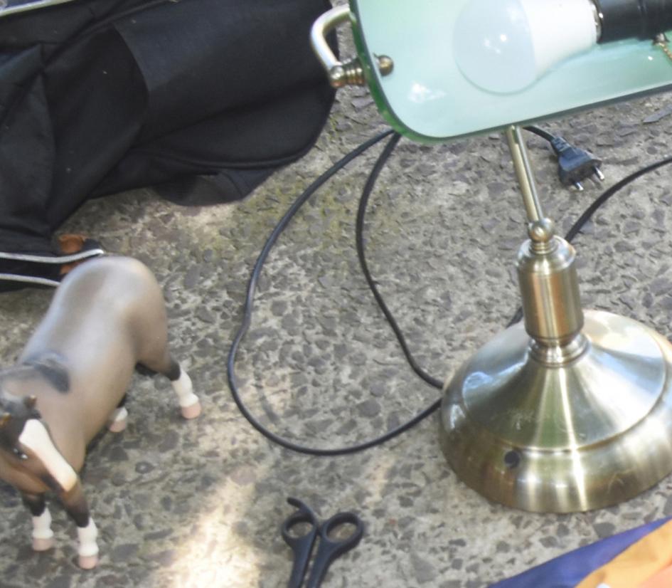 Foto de una lampara portatil de color verde, un objeto decorativo de porcelana, una camiseta y una m