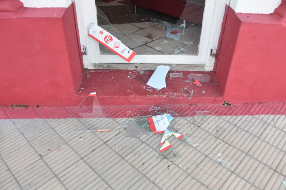 Foto de una vidriera rota con vidrios esparcidos por el suelo