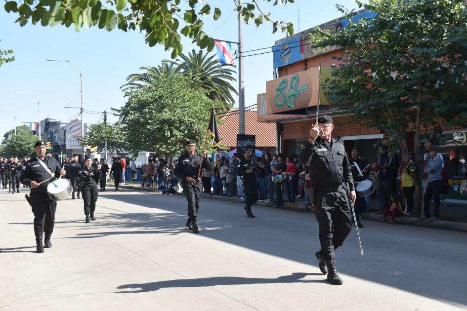 Foto del Comandante de Compañía tambores y estandarte de Jefatura desfilando por Avenida Artigas Foto del Comandante de Compañía tambores y estandarte de Jefatura desfilando por Avenida Artigas