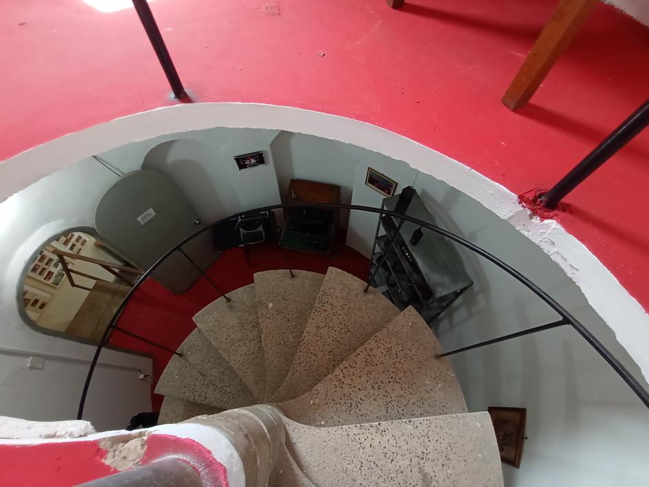 Foto desde arriba de escalera caracol