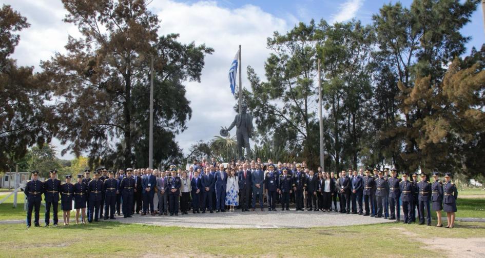 Ministro del Interior y Directora General en foto grupal junto a todos los participantes.