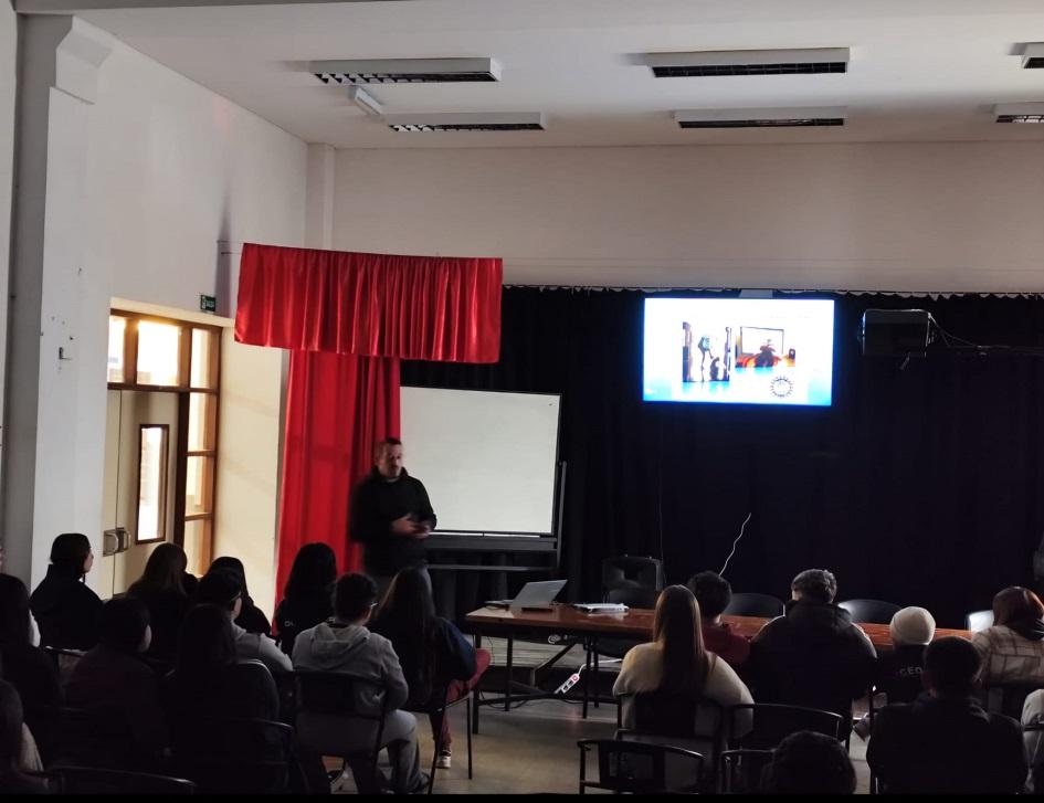 Charla sobre Ciberbullying y cibercrimen en centro educativo de Florida Charla sobre Ciberbullying y cibercrimen en centro educativo de Florida