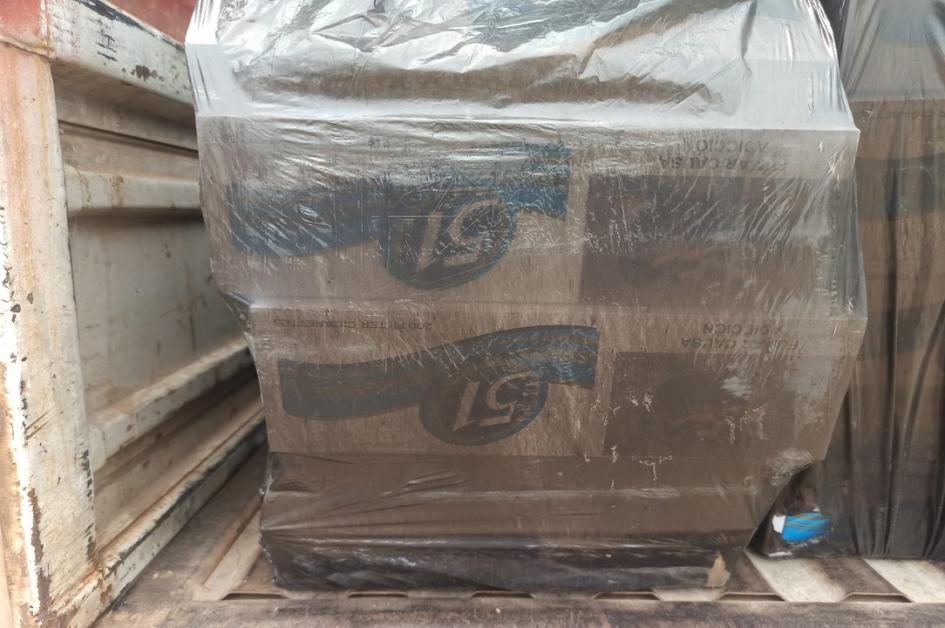 Bolsa con cajillas de cigarrillos marca 51
