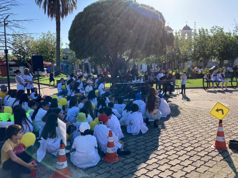 Fotografía de participantes de la caminata en Plaza Artigas presenciando el show musical Fotografía de participantes de la caminata en Plaza Artigas presenciando el show musical.