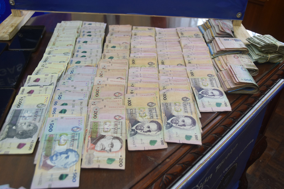 Fotografía de dinero en efectivo, en billetes de distintas denominaciones Fotografía de dinero en efectivo, en billetes de distintas denominaciones