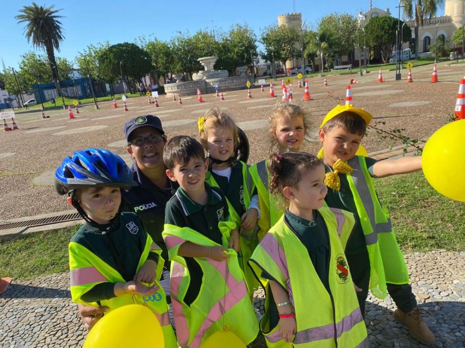 Fotografía de niños del Colegio Blomfield usando chalecos reflectivos y cascos de protección. Fotografía de niños del Colegio Blomfield usando chalecos reflectivos y cascos de protección.