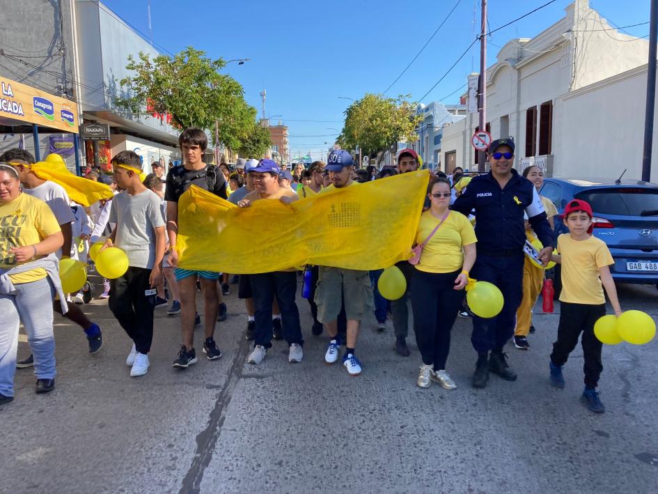 Fotografía de la caminata, alumnos de TAPAC con un policía comunitaria de la Jefatura de Artigas Fotografía de la caminata, alumnos de TAPAC con un policía comunitaria de la Jefatura de Artigas