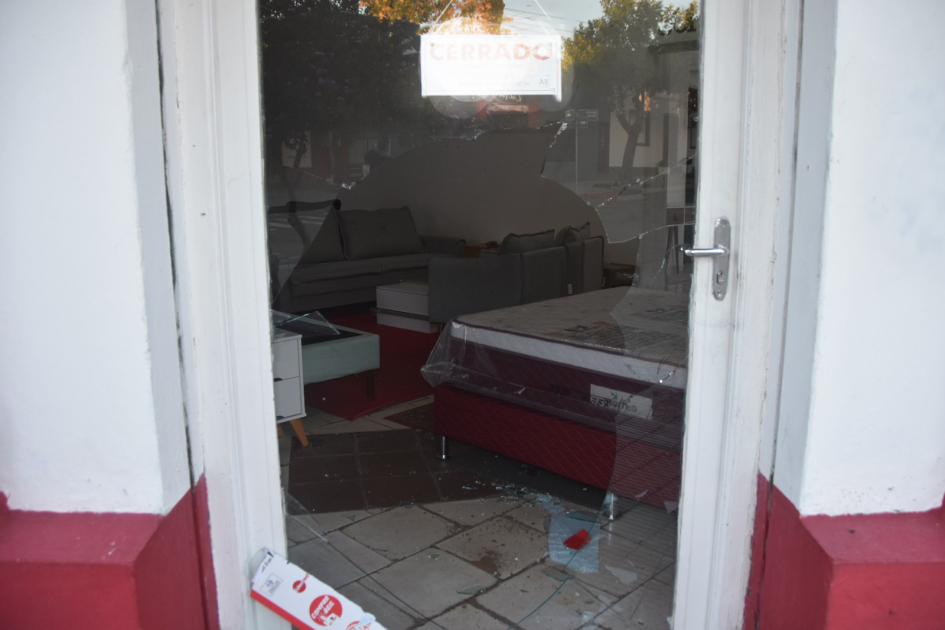 Fotografía del local con el vidrio roto.