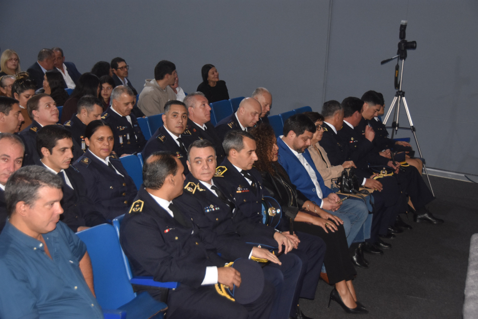 Público presente en la ceremonia. Fotografía tomada al público presente de la ceremonia de egreso.