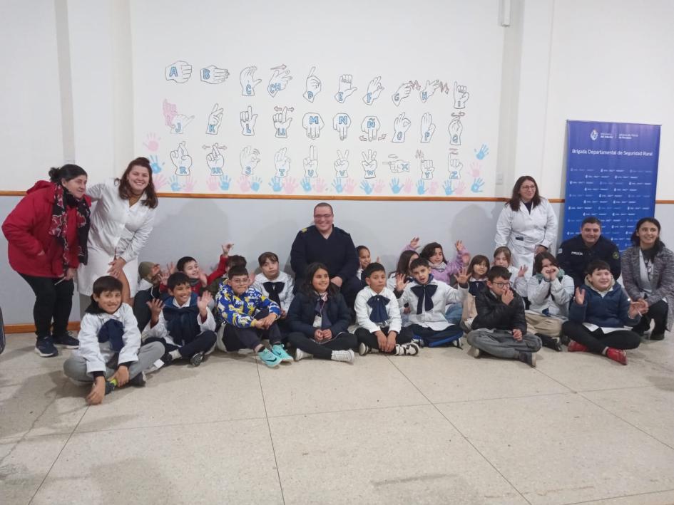 FOTO DE ALUMNOS, MAESTROS Y POLICÍAS 