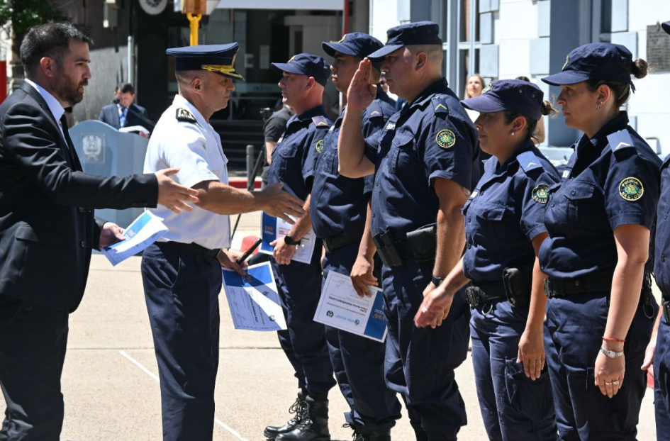 Policías recibiendo reconocimientos