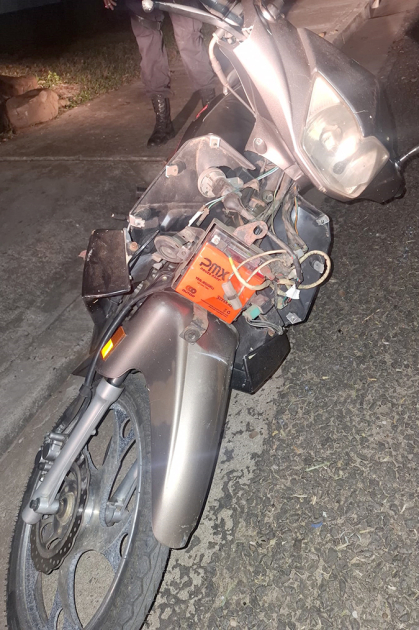 Frente de motocicleta con plástico y con bateria a la vista Frente de motocicleta con plástico y con bateria a la vista