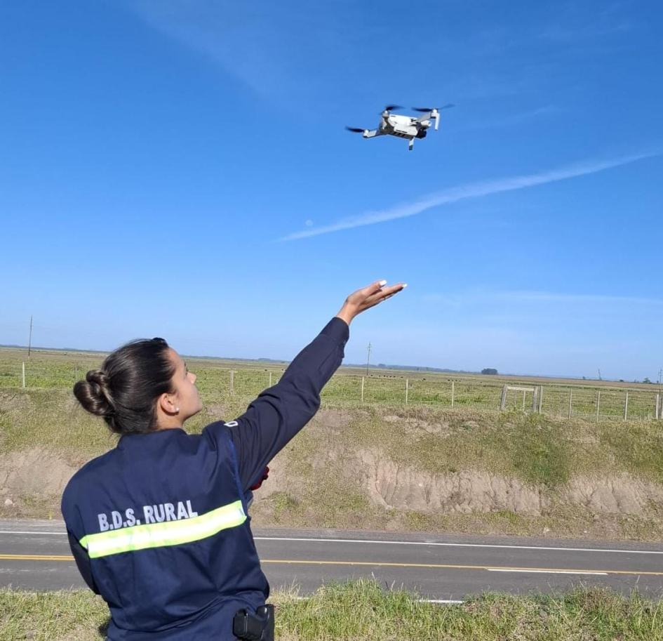 Funcionaria de BDSR haciendo volar el dron Funcionaria de BDSR haciendo volar el dron