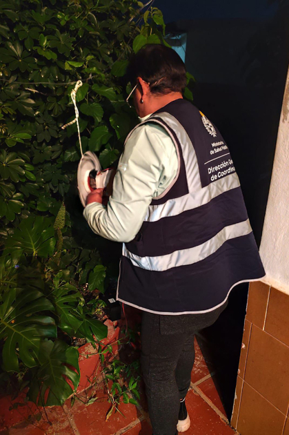 Funcionario de Salud Pública con trampa para flebótomos