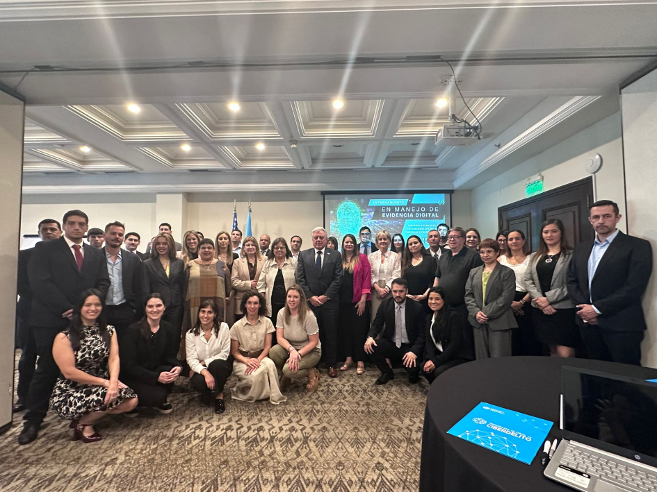 autoridades junto a los cursantes 