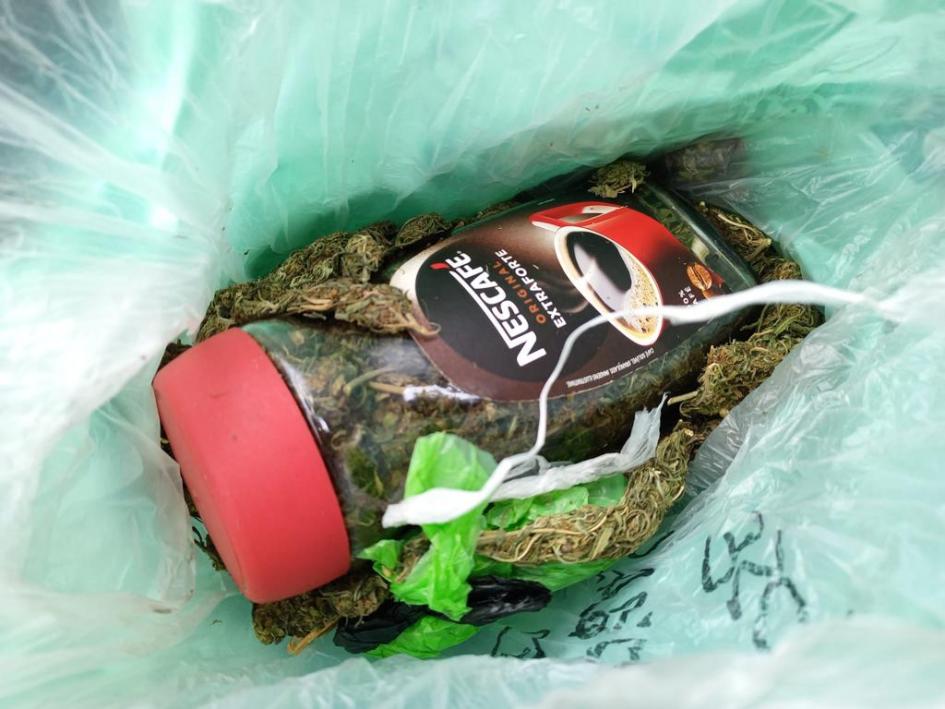 Frasco con marihuana Frasco con marihuana