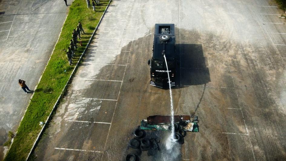 camión hidrante durante la maniobra