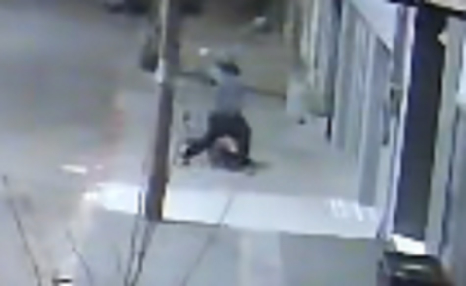 Hombre dañando vidriera Hombre dañando vidriera