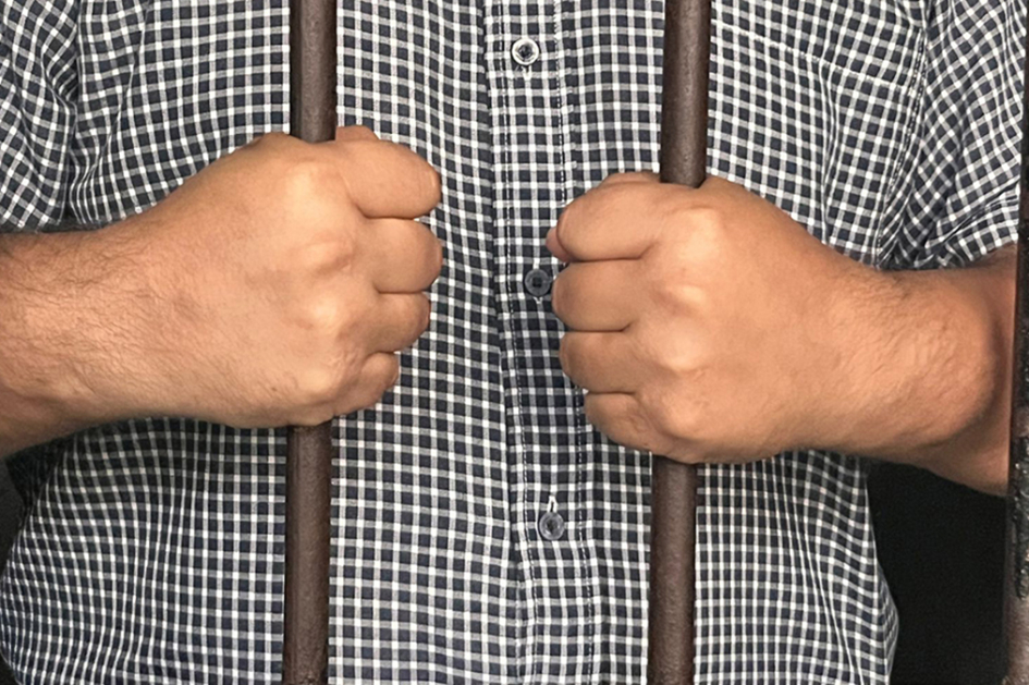 Hombre tras las rejas. Hombre tras las rejas.