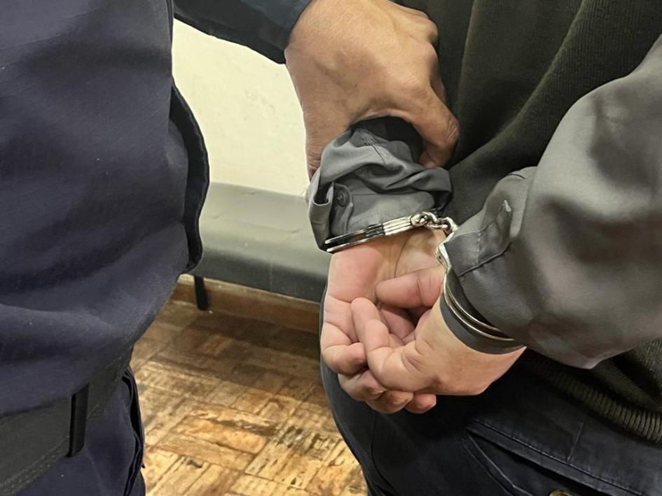 Detención infraganti. Hombre esposado.