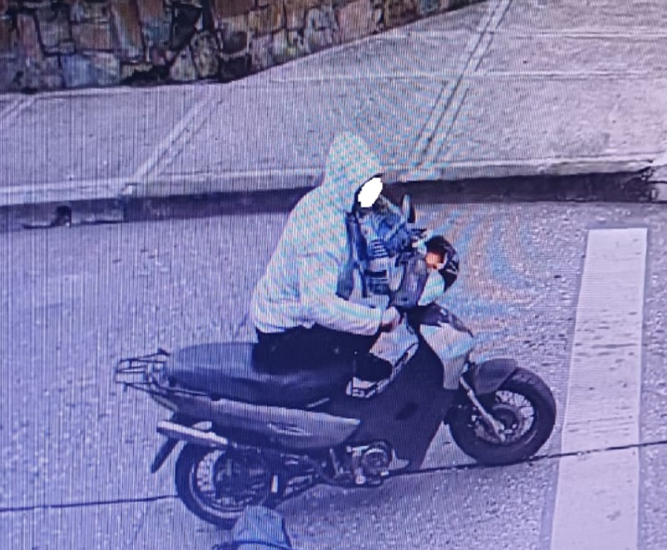Hombre llevandose una moto con intensiones de robarla 