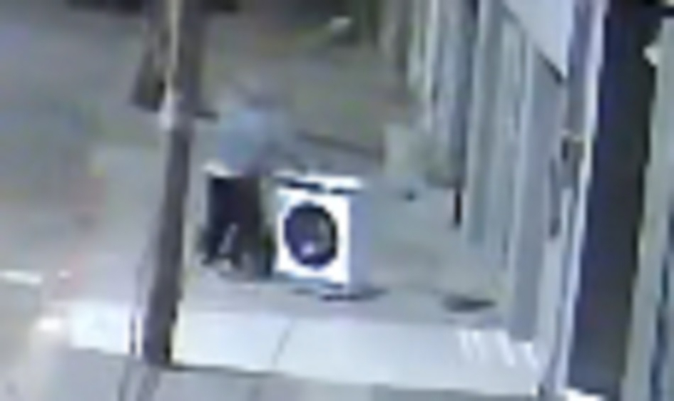 Hombre sacando un lavarropas Hombre sacando un lavarropas