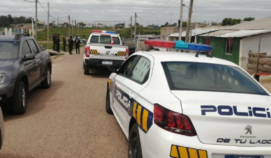 Lugar donde ocurrió el hecho con presencia del personal policial a cargo de la investigación. Móviles policiales, vehículos particuales y personal de seccional de la jurisdicción.