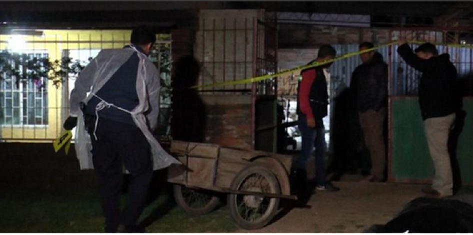 Investigación por homicidio en casa de la víctima. Personal policial trabajando en el domicilio de la víctima.
