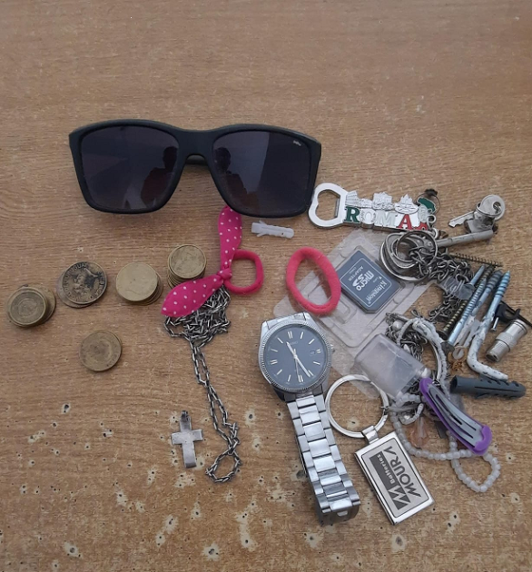 lentes, juego de llaves, reloj entre otros objetos recuperados lentes, juego de llaves, reloj entre otros objetos recuperados