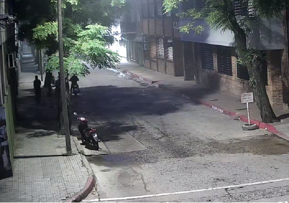 Agustín de la Rosa y José Pedro Varela lugar donde ocurrió el hecho.- Momento en que los implicados hurtaban el birrodado.-