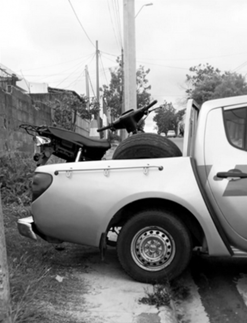 Moto recuperada tras rápido accionar policial. Móvil policial con birrodado recuperado.